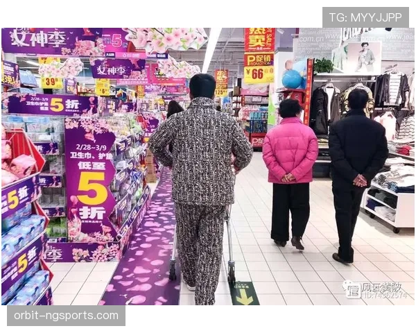 唐佳豪穿睡衣出门买菜，手腕那块表像别人家的房子