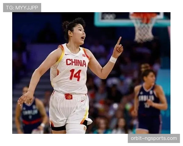 李月汝训练完偷偷吃炸鸡被拍，这自律人设崩得也太真实了