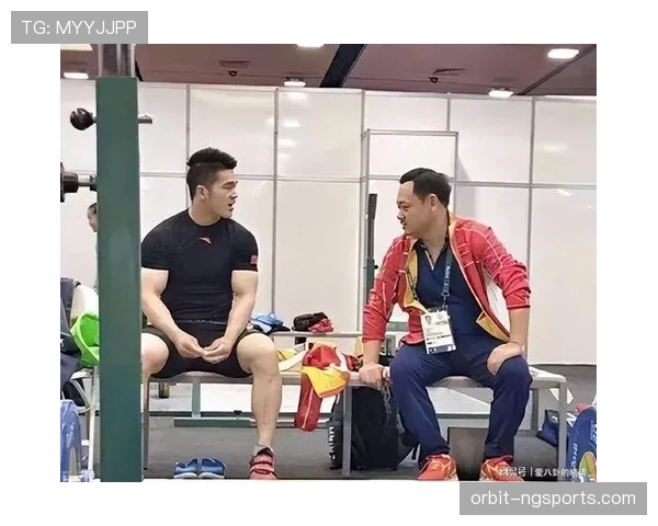 石智勇训练完直接啃鸡胸肉，这自律谁顶得住啊